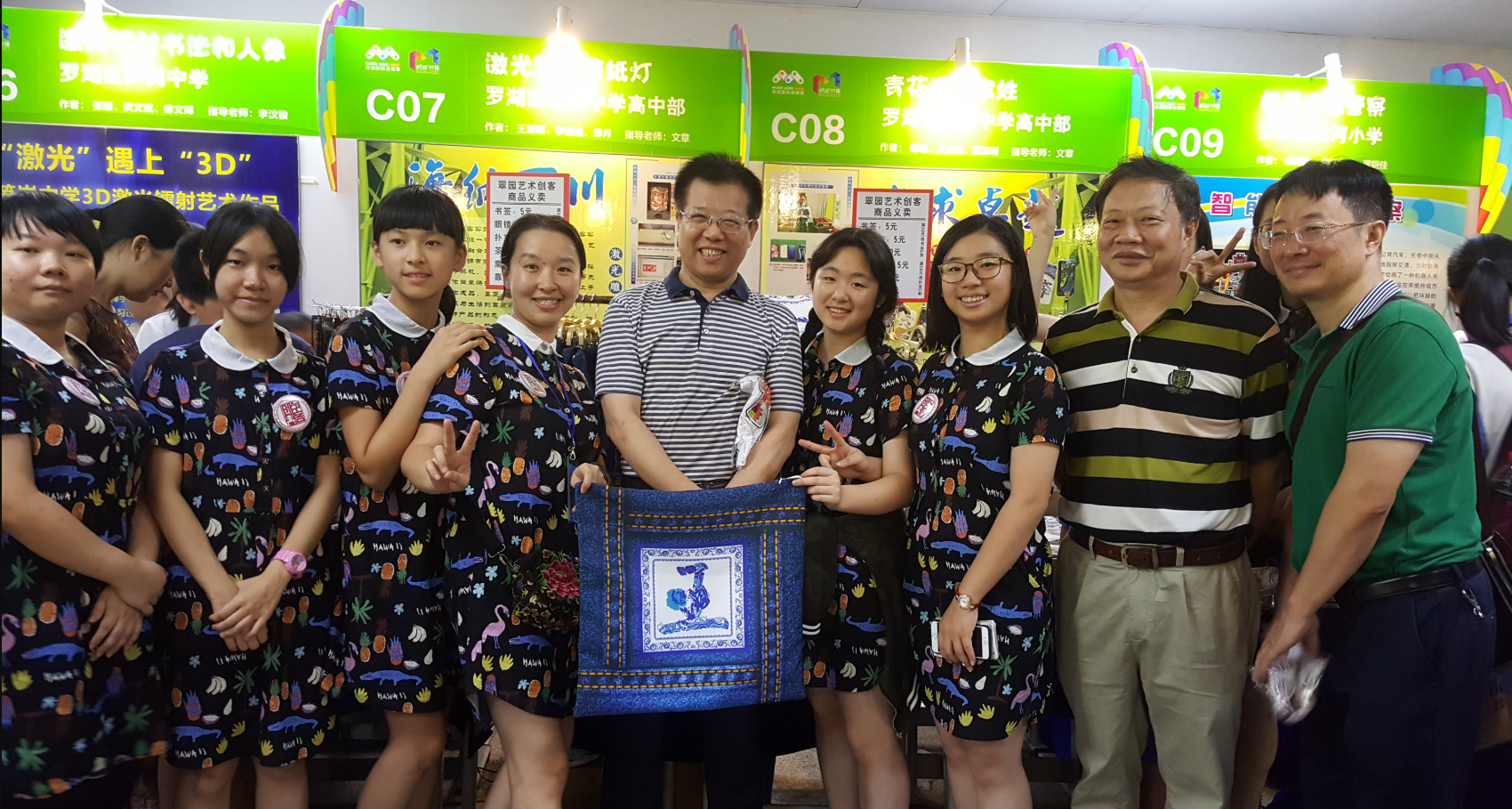 王水发局长在2017深圳市学生创客节参观翠园展位